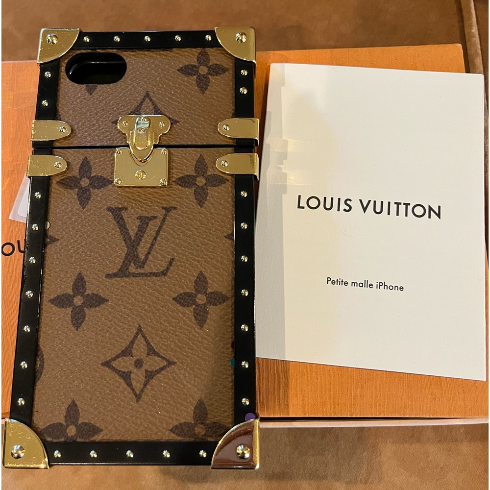 Louis Vuitton petite. Malle  iPhone 7 case in amazing condition.